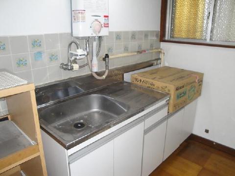 Kitchen. Water around the spread of the kitchen