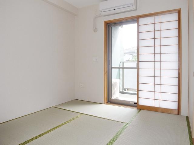 Non-living room. South Japanese-style room 6 quires to connect with balcony