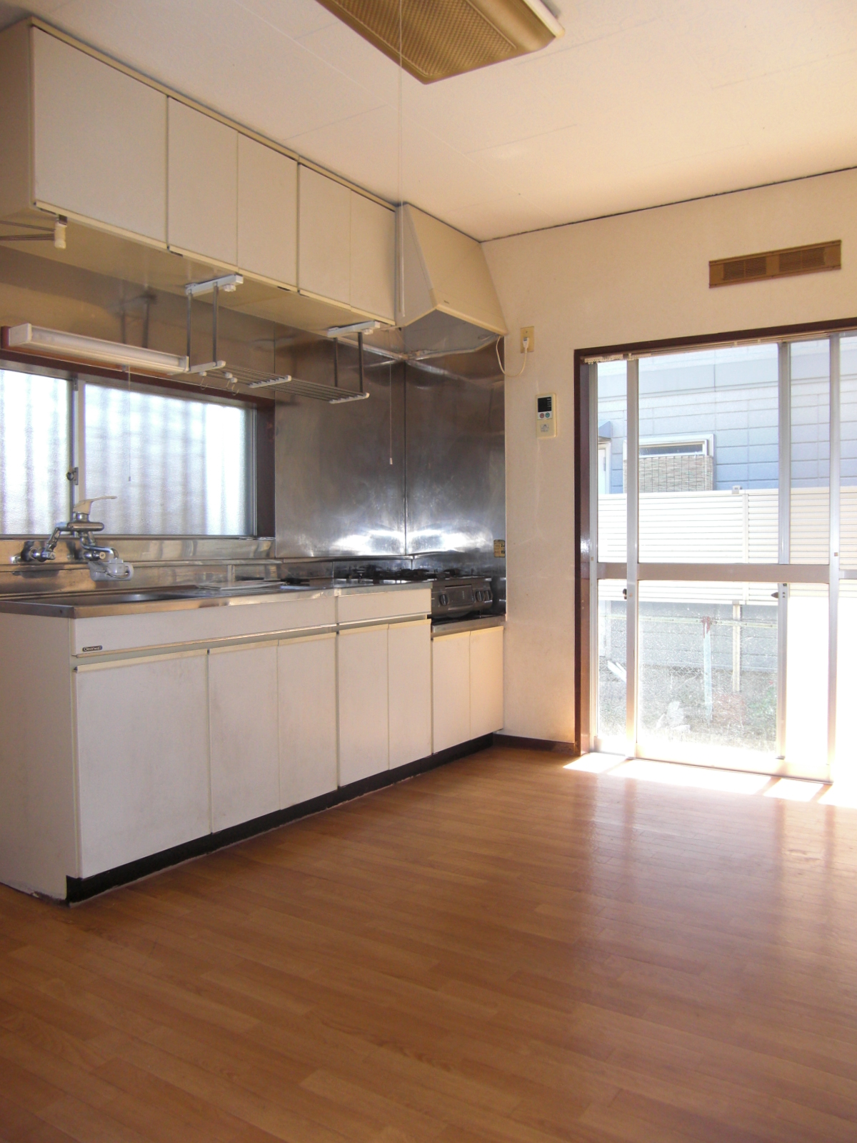 Kitchen. Sunny! Bright living room