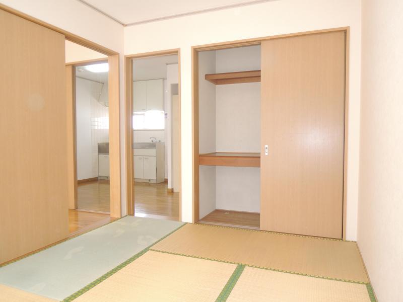 Other room space. After allese-style room is calm