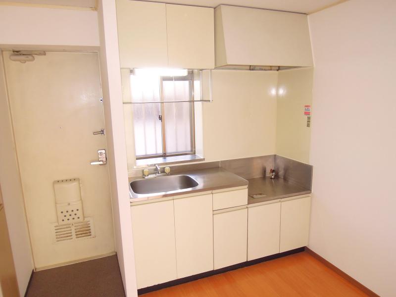 Kitchen. Widely and easy to use kitchen. Ventilation pat there is also a window!