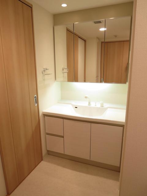 Wash basin, toilet. Vanity triple mirror type