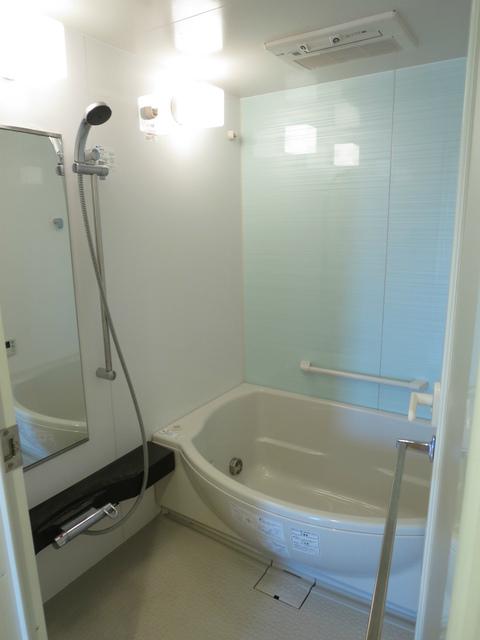 Bathroom. Egg-shaped tub to put in the family ・ With mist sauna