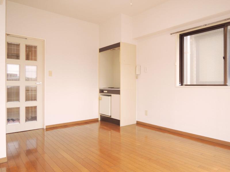 Living and room. Sobu good location of "tsudanuma station," an 8-minute walk!