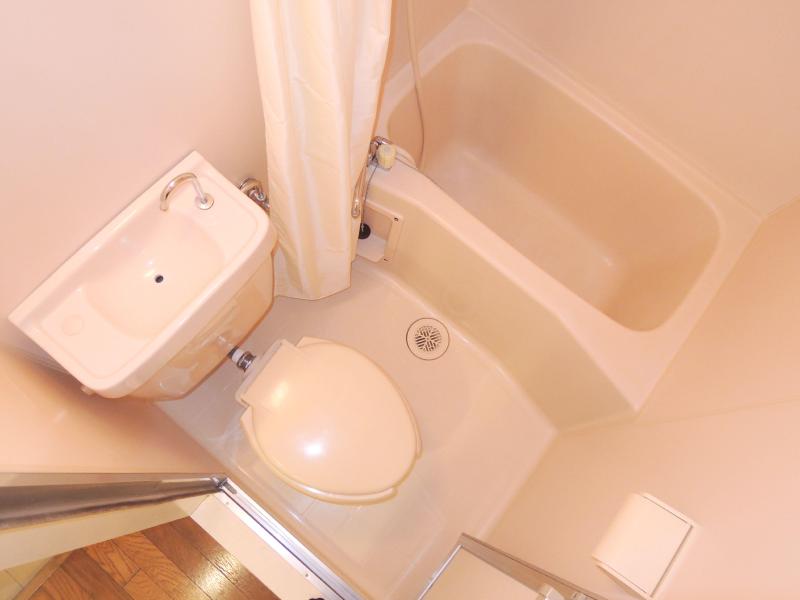 Bath. 2-point unit with cleanliness. It is clean also easy