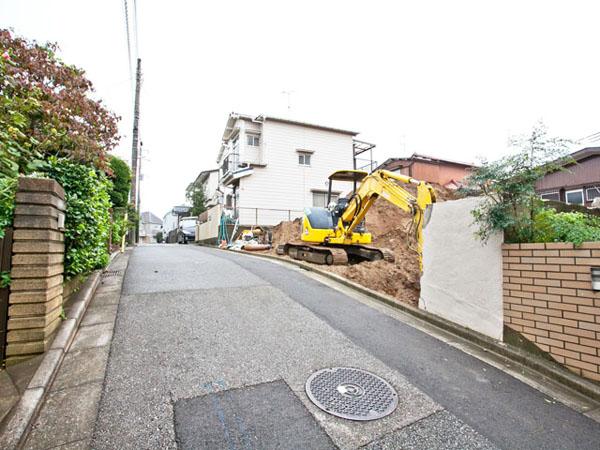 Local photos, including front road. Overall