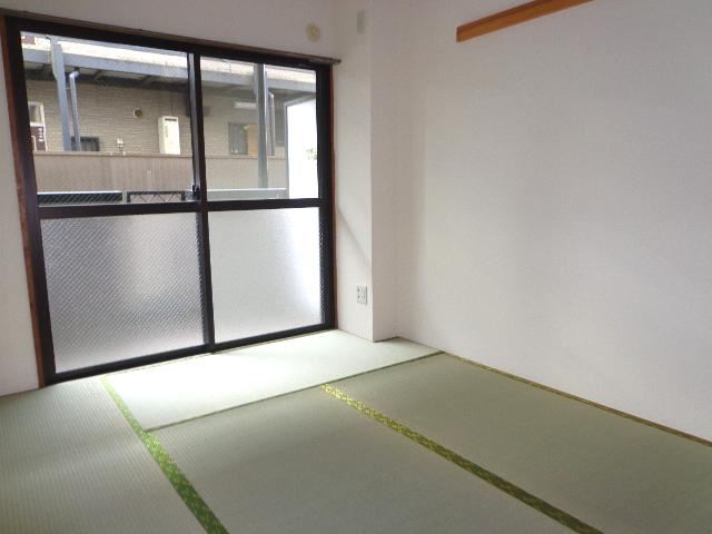 Living and room. It will calm and there is also a Japanese-style room