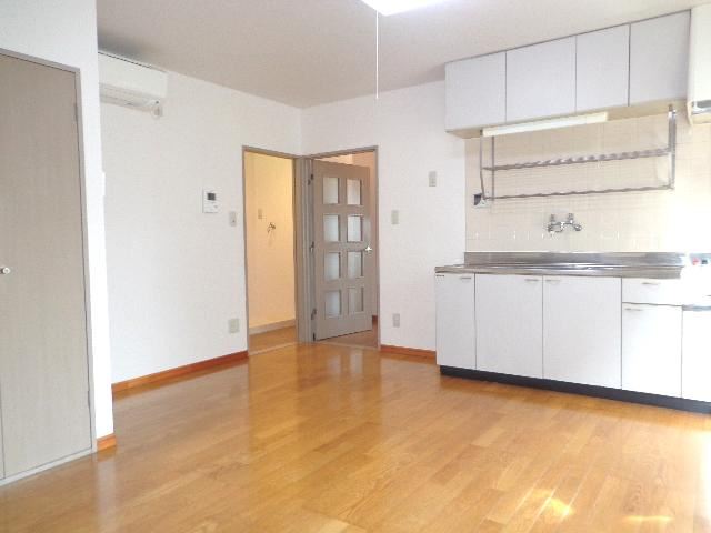 Living and room. Of 10 Pledge is LDK. It can be used spacious