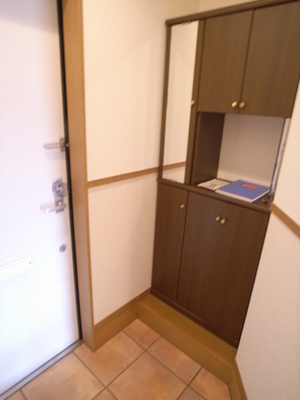 Entrance. Because with shoe box, It is convenient! ! (Typical room photo