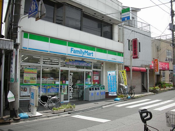 Convenience store. 300m to Family Mart (convenience store)