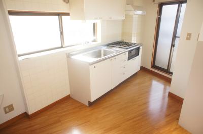 Living and room. And many windows is very bright kitchen. 