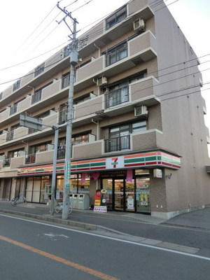 Convenience store. 800m to Seven-Eleven (convenience store)