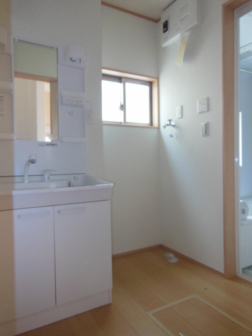 Wash basin, toilet. 1 Building