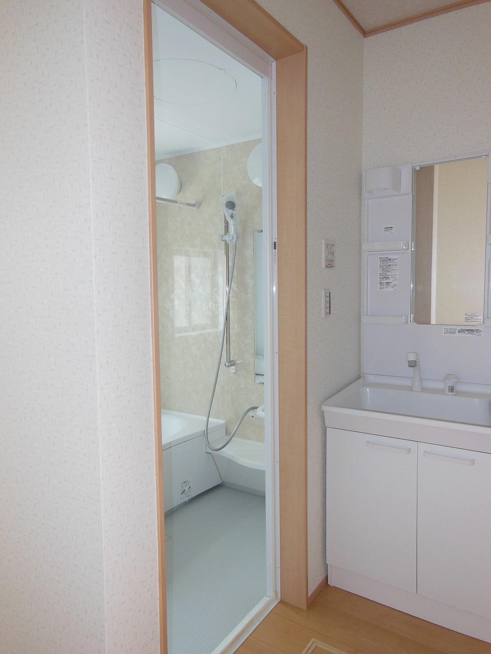 Wash basin, toilet. Building 2