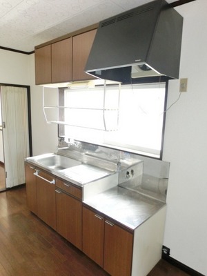 Kitchen. Two-burner gas stove can be installed