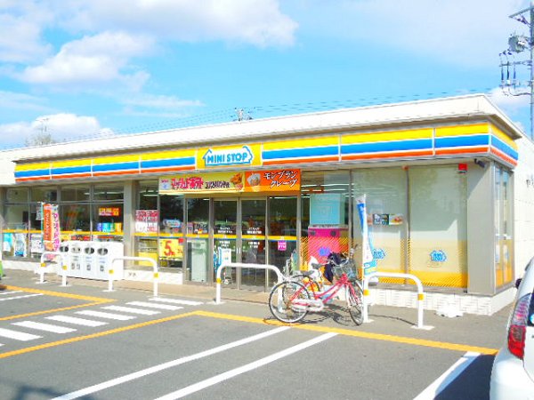 Convenience store. MINISTOP up (convenience store) 207m