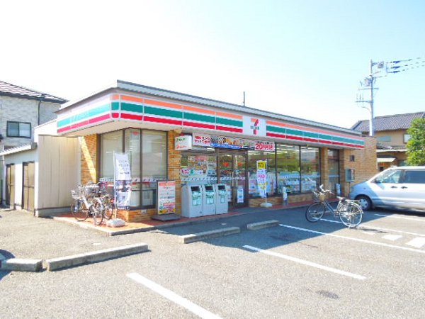 Convenience store. 730m to Seven-Eleven (convenience store)