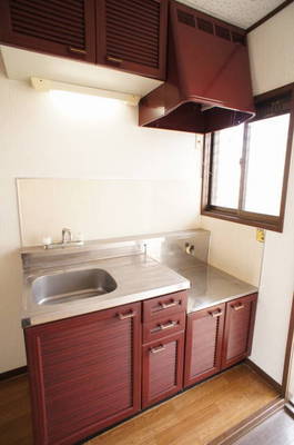 Kitchen. 2-neck is a gas stove can be installed