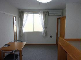 Living and room. Air conditioning, curtain, table, Chair equipped