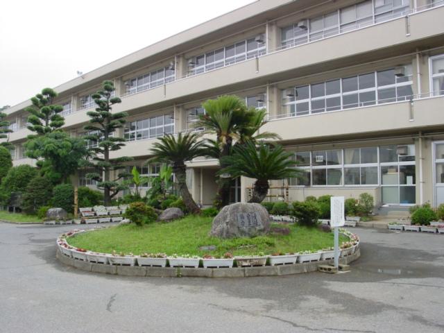 Junior high school. 728m until Ichihara Municipal Kikuma junior high school