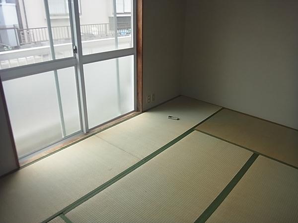 Other room space. 6 tatami