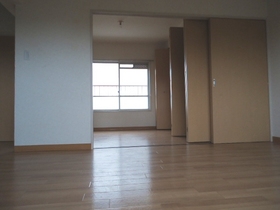 Living and room. 12.8 Pledge of LDK. Please use spacious!