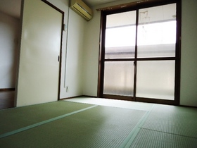 Living and room. Is a Japanese-style air-conditioned. I tatami exchange.