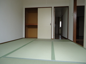 Living and room. Is a Japanese-style air-conditioned. I will instead tatami mat.