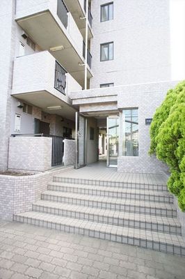 Entrance. Entrance feeling of luxury tiled