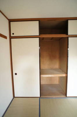 Receipt. It is a Japanese-style room storage.