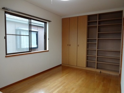 Living and room. Convenient second floor of Western-style on the shelves of built-in storage is