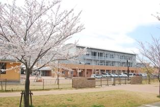 Primary school. Until Chiharadai Sakura elementary school 400m (March 2013 shooting)