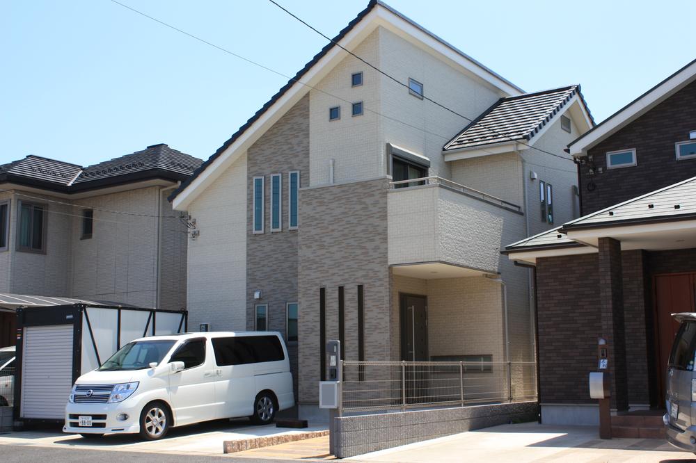 Building plan example (exterior photos). Building plan example (No. 1 place) building price 13.5 million yen, Building area 99.80 sq m