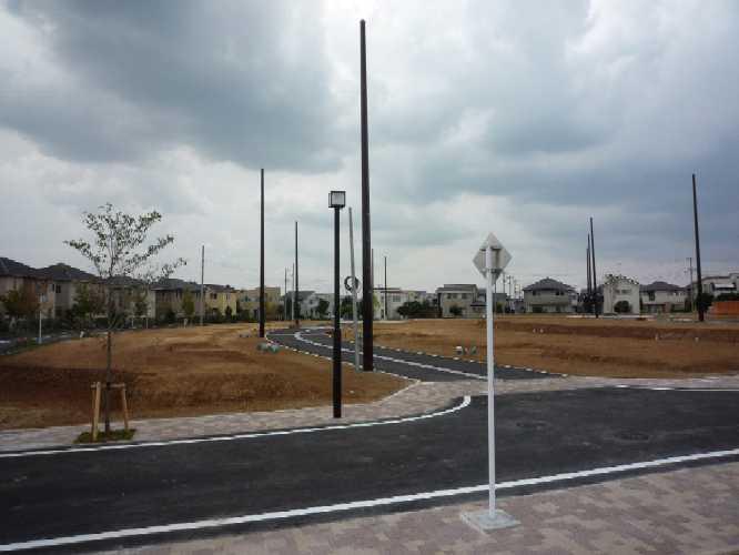Local photos, including front road. I Industrial Zone construction completion during the local photo (2013 July shooting)