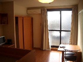 Living and room. Air conditioning, curtain, desk, Chair equipped