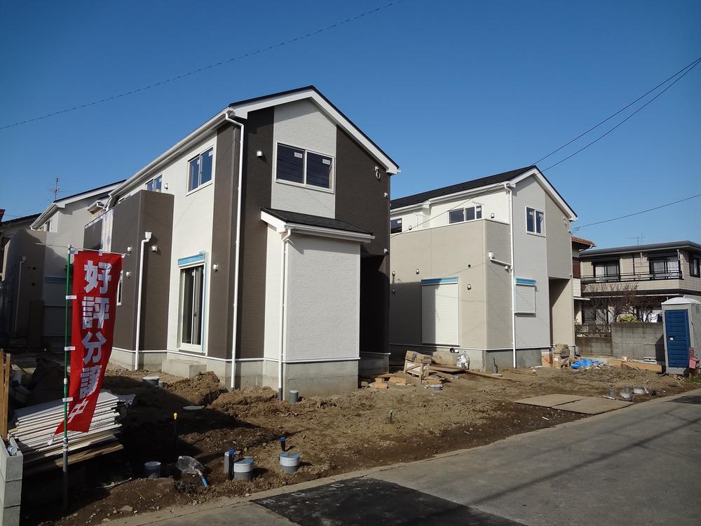 Local photos, including front road. Front road Easy is widely parking!