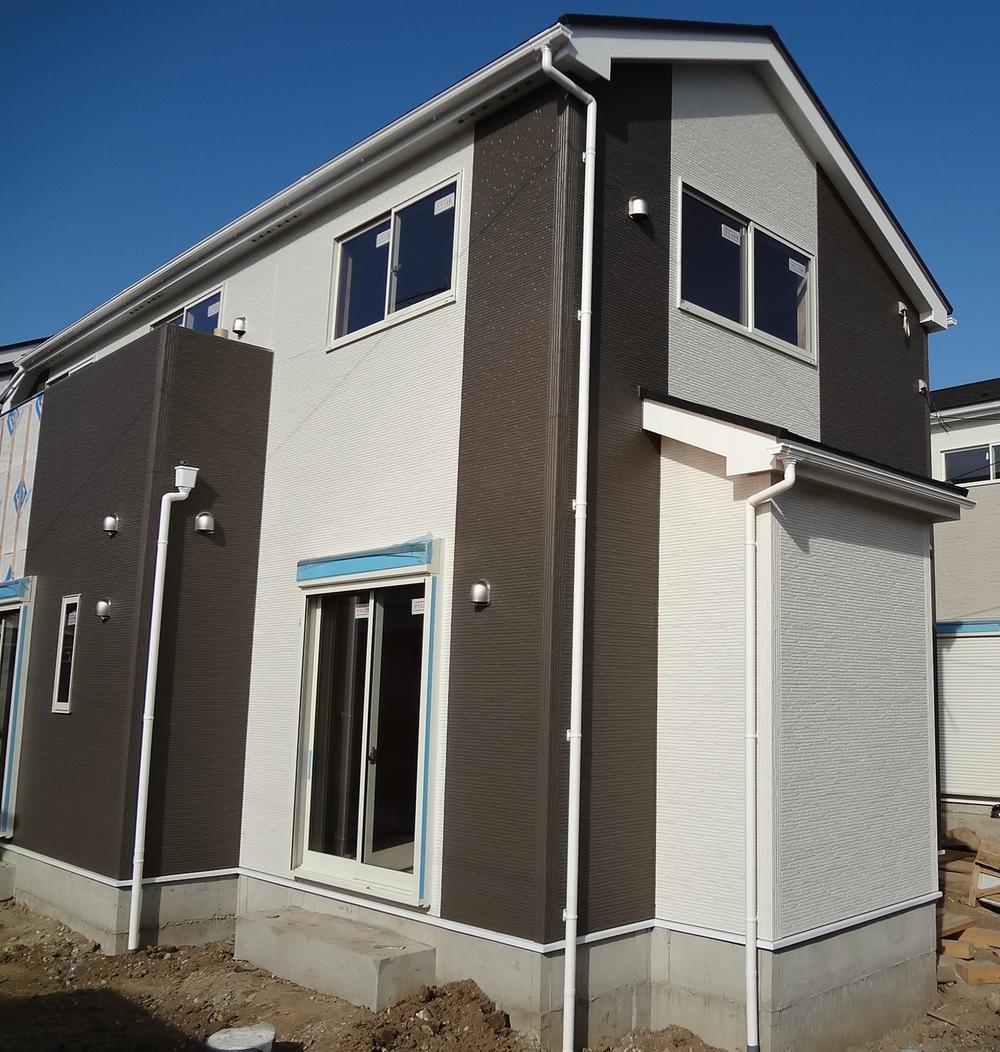 Local appearance photo. Simple design of two-tone color! Design of high texture of siding