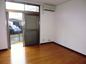 Living and room. The first floor is air-conditioned. Popular Terrace House Property! !
