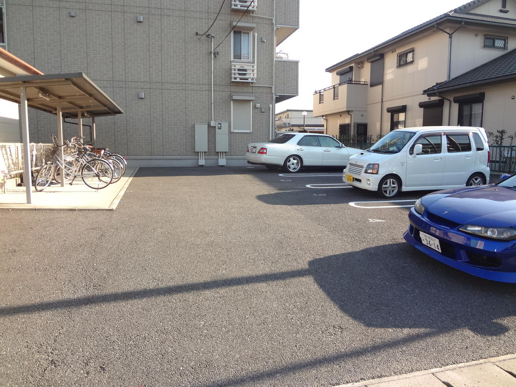 Parking lot. It is on-site parking.