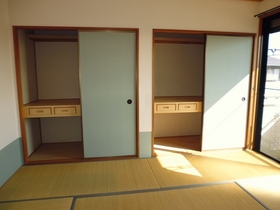 Living and room. 6 Pledge of Japanese-style room. I will instead tatami tables.