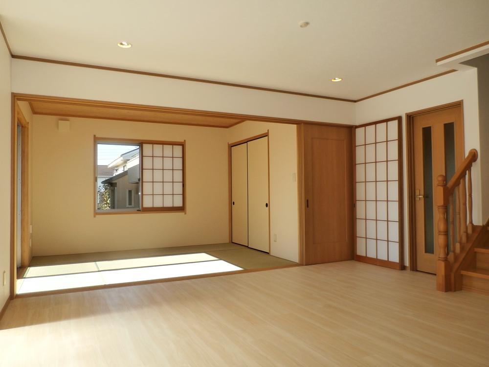 Non-living room. Overlooking the Japanese-style room from the living room