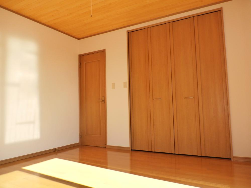 Non-living room. The south side of the Western-style facing the balcony (about 8 tatami mats)