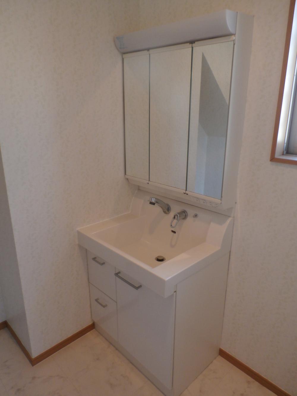 Wash basin, toilet