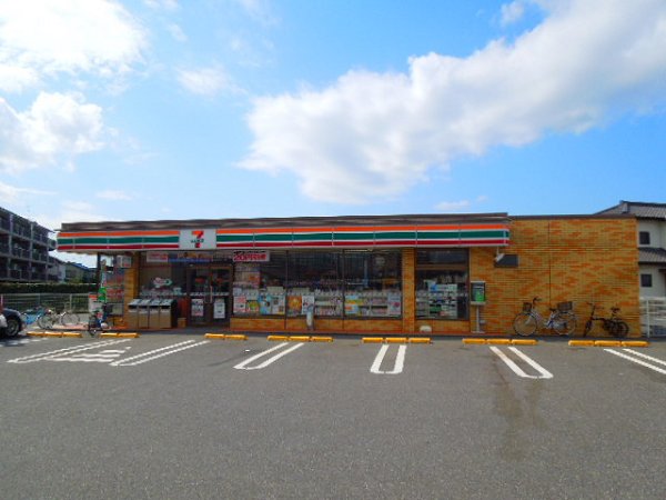 Convenience store. Seven-Eleven (convenience store) to 400m