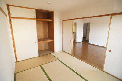Living and room. It is also a good day in the south of the Japanese-style room