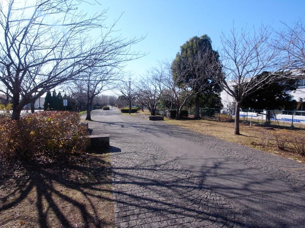 Other Environmental Photo. Road of Kazusa 1m subdivision northeast side is in contact to the promenade. Also often seen figure of people who enjoy walking and jogging. Beautiful street trees you can enjoy views of the seasons well as four seasons.