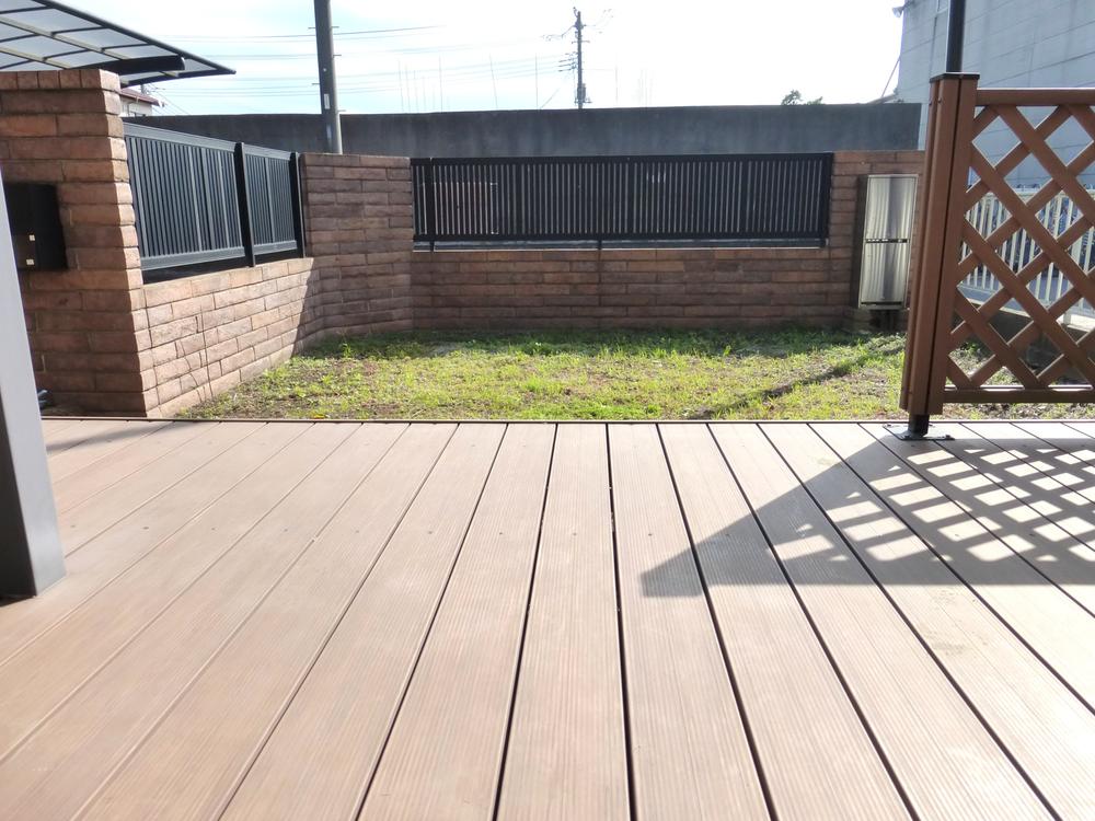 Garden. Wood deck