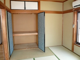 Living and room. 6 Pledge of Japanese-style room. I will instead tatami tables.