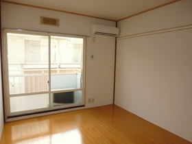 Living and room. It is air-conditioned. Western-style room has been changed!