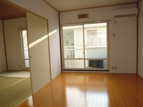 Living and room. It is air-conditioned. Western-style room has been changed!